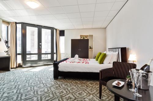 代讷坎普德史特酒店的酒店客房配有一张床铺和一张桌子。