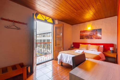 阿雷基帕Le Foyer Arequipa的一间卧室设有两张床和大窗户