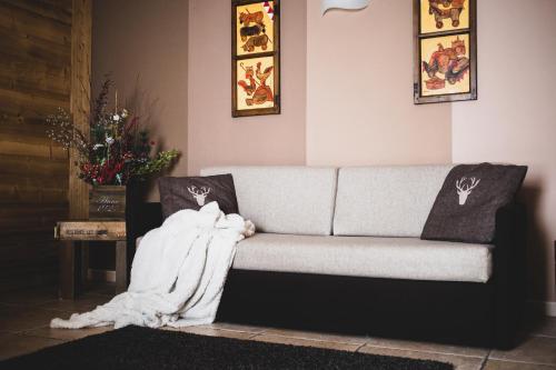 皮拉花之公寓式酒店的客厅配有带毯子的沙发