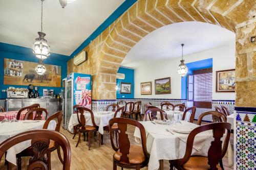 奥苏纳萨尔瓦多布兰科卡瓦略旅舍的一间设有桌椅的餐厅,位于拥有蓝色墙壁的房间