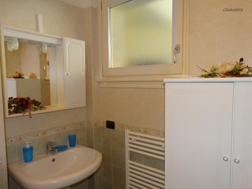 贝拉吉奥Casavalery Appartamento monolocale con vista lago的一间带水槽和镜子的浴室
