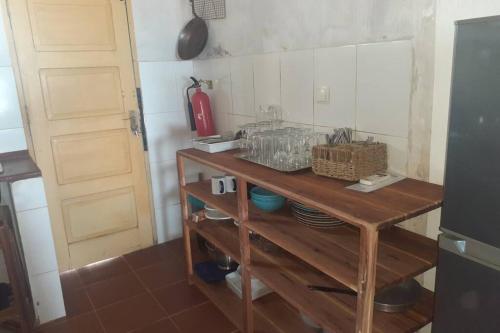 伊尼扬巴内Casa Alegria Tofo Beach的厨房配有木桌和冰箱。