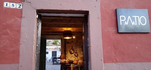 圣米格尔-德阿连德PATIO Alojamiento的墙上标牌的餐厅入口