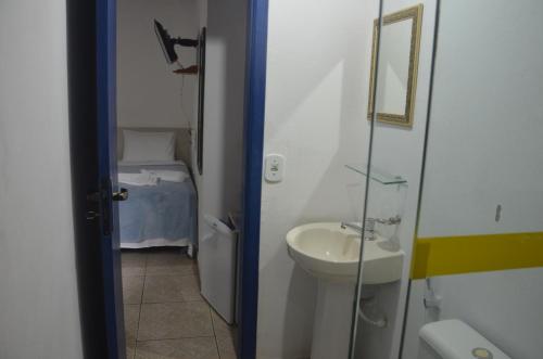 阿拉亚尔-杜卡布Pousada Bicho do Mar的一间带水槽和镜子的小浴室
