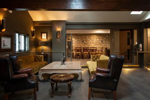 克拉德韦尔Pettifers Freehouse Hotel的客厅配有沙发和桌椅