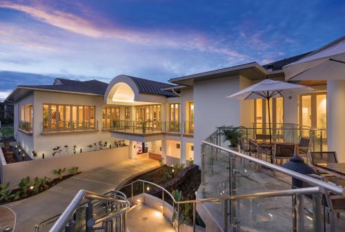 普林斯维尔Club Wyndham Bali Hai Villas的带阳台的房屋景