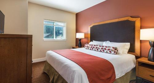 埃斯蒂斯帕克世誉埃斯蒂斯帕克公寓式酒店的一间卧室设有一张大床和一个窗户。