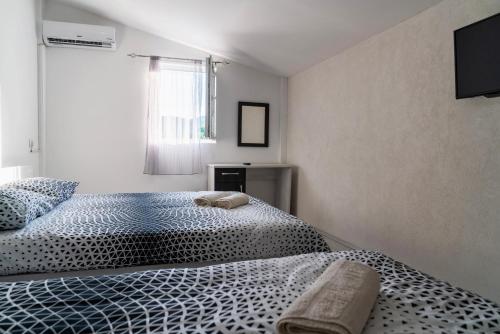 Gorno LakočerejHotel Praga的一间卧室配有一张带黑白色棉被的床