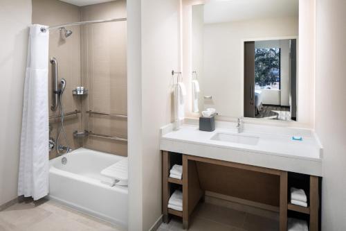 塔拉哈西Hyatt House Tallahassee Capitol University的一间带水槽、浴缸和卫生间的浴室
