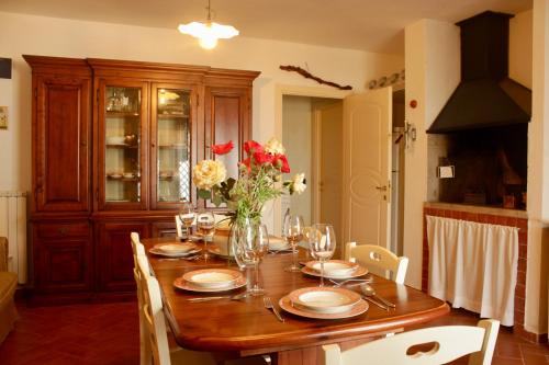 圣托·斯特凡诺·阿尔马尔Villa Chiara的一张餐桌,上面有花瓶