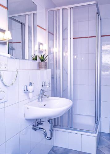 韦斯特兰Flippi-s-Hues-NORD的白色的浴室设有水槽和淋浴。