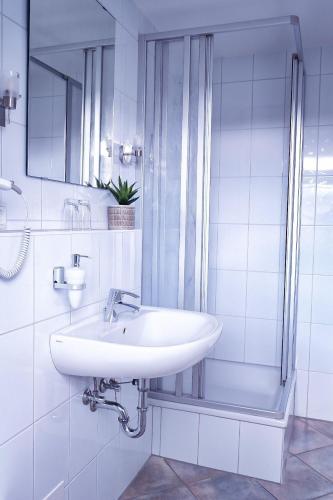韦斯特兰Flippi-s-Hues-SUeD的白色的浴室设有水槽和淋浴。