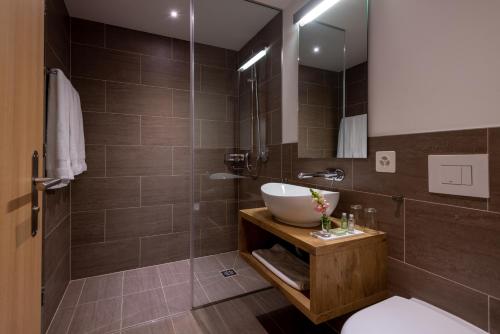 布赖尔布里格尔斯普拉达斯度假公寓的一间带水槽和玻璃淋浴的浴室