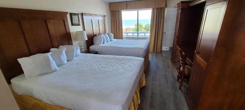 Oceanfront Twilight Surf Hotel客房内的一张或多张床位