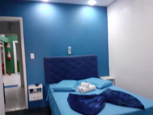 卡内拉Magias da Serra的蓝色的卧室,配有一张蓝色墙壁的床