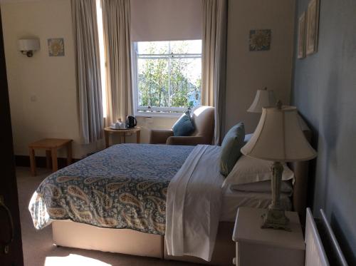 克里基厄斯Bron Aber的酒店客房设有床和窗户。