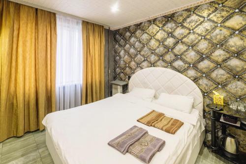 第聂伯罗Смарт Апартаменты джакузи的卧室配有一张带两个枕头的大白色床