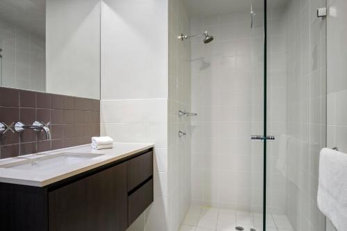 阿德莱德曼特拉德马什广场酒店的一间带水槽和玻璃淋浴的浴室
