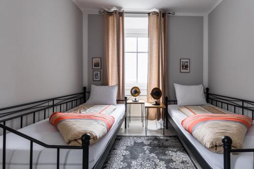 SillwegSofia Apartment & Zimmer的带窗户的客房内的两张床