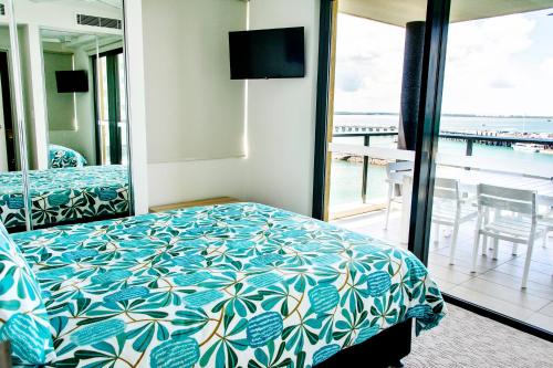 达尔文Absolute Waterfront - Tropical Aurora Top Floor Over The Water的一间卧室配有一张床,享有海景