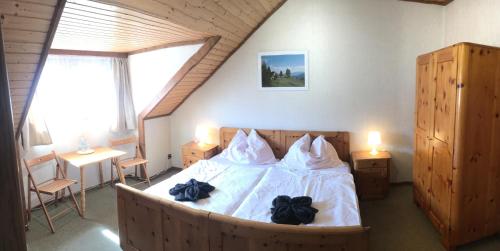 马耳他Gasthof Hochalmspitze的一间卧室,床上有一张黑色弓形床