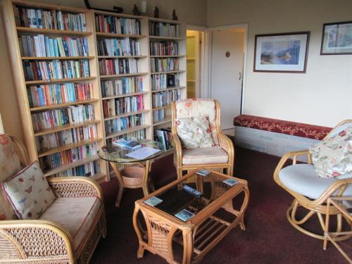 伊尔弗勒科姆Avoncourt Lodge的客厅配有书架,书架上装满了书籍