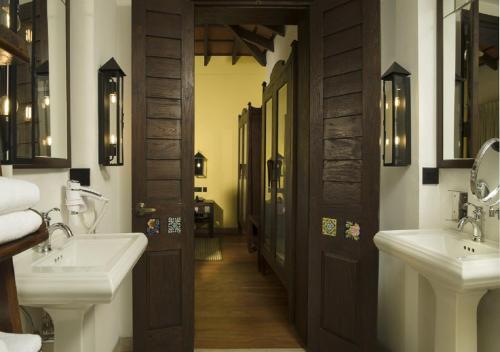 科代卡纳尔The Tamara Kodai的浴室设有2个水槽和2面镜子