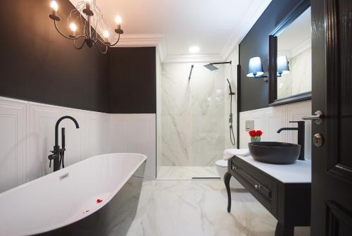 斯兰默多瓦COMPLEX PANORAMIC的一间带大浴缸和淋浴的浴室