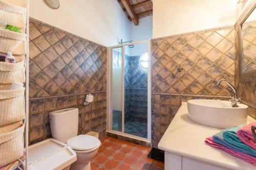 加的斯Chalet Piscina Roche的浴室配有卫生间、淋浴和盥洗盆。