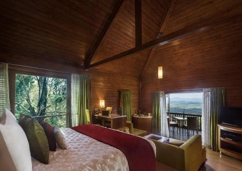 Kakkabe塔玛拉库格度假村的一间卧室设有一张大床和一个大窗户
