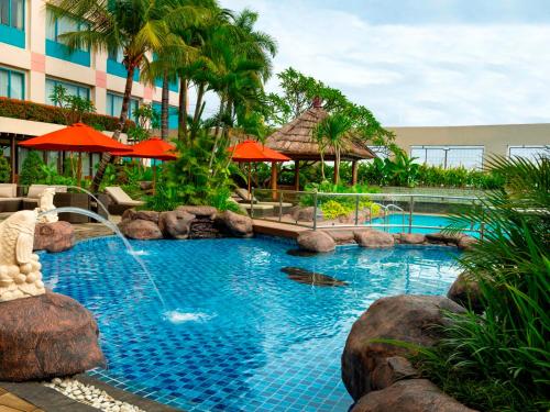 Hotel Ciputra Jakarta managed by Swiss-Belhotel International内部或周边的泳池