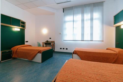都灵欧品011号旅馆的一间医院间,设有两张床和窗户