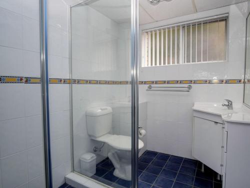 坦卡里Anchorage 7的浴室配有卫生间、盥洗盆和淋浴。