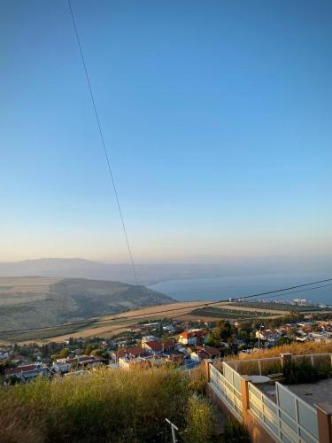 提比里亚Dream On The Sea Of Galilee的从山顶上可欣赏到城镇景色