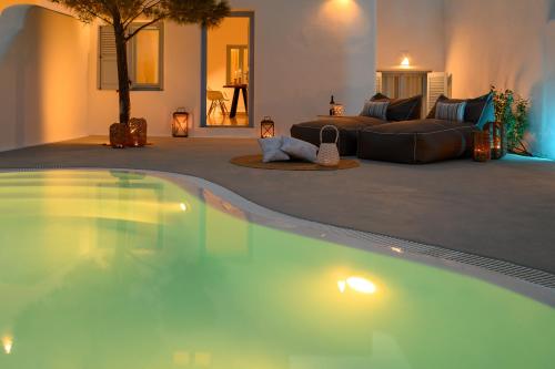 费拉Este Luxury Suites的带沙发的起居室中的大型游泳池