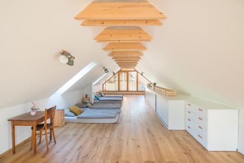 SvečinaHiša sonca Toti breg的带沙发和木制天花板的客厅