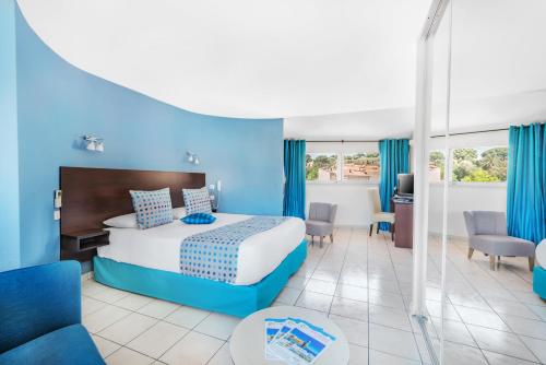 科利尤尔弗雷盖特酒店的酒店客房的床铺拥有蓝色的墙壁