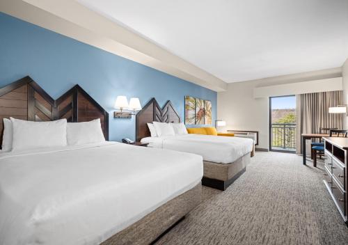 坦纳斯维尔Camelback Resort的酒店客房配有两张床和一张书桌