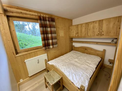 圣母贝莱克Le Courtis au Bourjaillet的一间小卧室,配有床和窗户