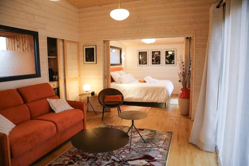 Saint-Félix-de-Reillac-et-MortemartLes Lodges du golf de la Marterie的客厅配有床和沙发