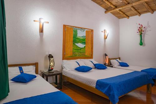 Finca Hotel El Sendero del Quindío客房内的一张或多张床位