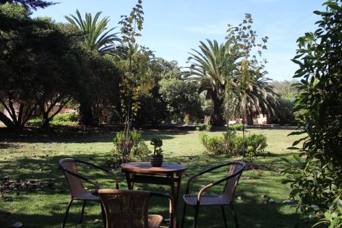 拉塞雷纳El Arbol Eco Lodge的树木繁茂的院子内的桌椅