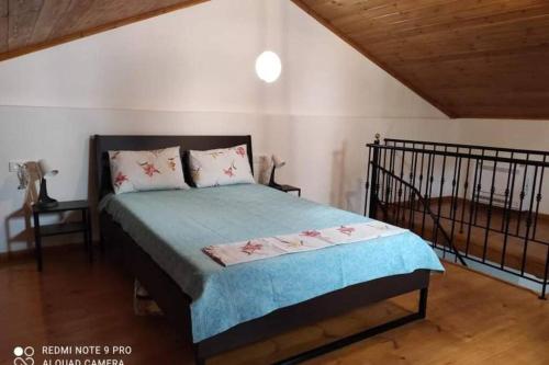 锡米Giorgina's House的一间卧室配有一张带蓝色棉被的床