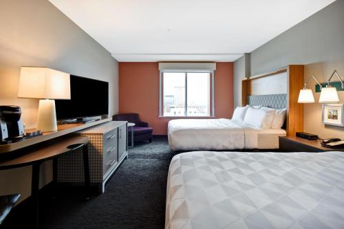 兰开斯特Holiday Inn Lancaster, an IHG Hotel的酒店客房设有两张床和一台平面电视。