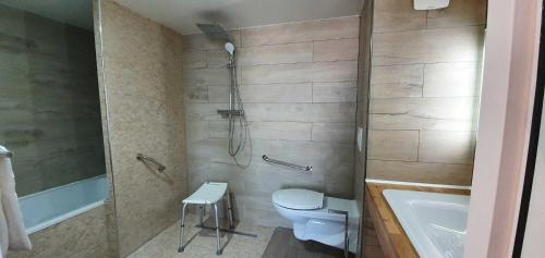 夸尼耶尔Hotel du Golf Coignieres的带淋浴、卫生间和浴缸的浴室