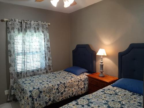 Mount PleasantAIRBAB Moon Gate West的一间卧室设有两张床和窗户。