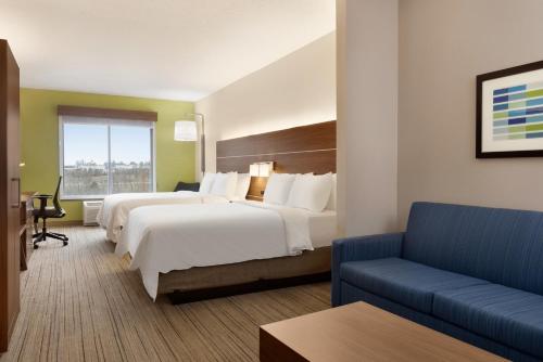 欧佩莱卡奥佩利卡奥本快捷假日&套房酒店的酒店客房,设有两张床和一张沙发
