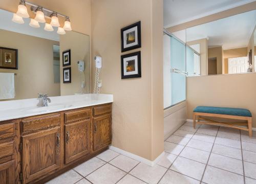 弗拉格斯塔夫Club Wyndham Flagstaff的一间带水槽和淋浴的浴室
