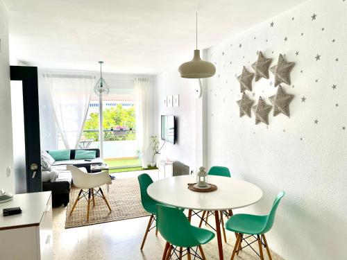奇克拉纳－德拉弗龙特拉Apartamento La Barrosa的厨房以及带桌椅的起居室。