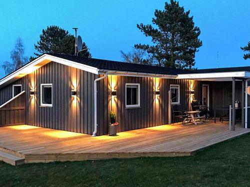 Diernæs6 person holiday home in Haderslev的小屋设有灯光甲板